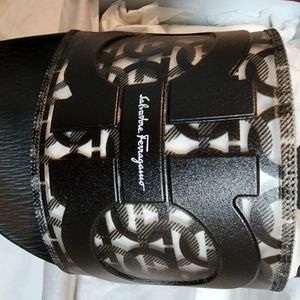 Mens size 11 Salvatore Ferragamo slide sandals